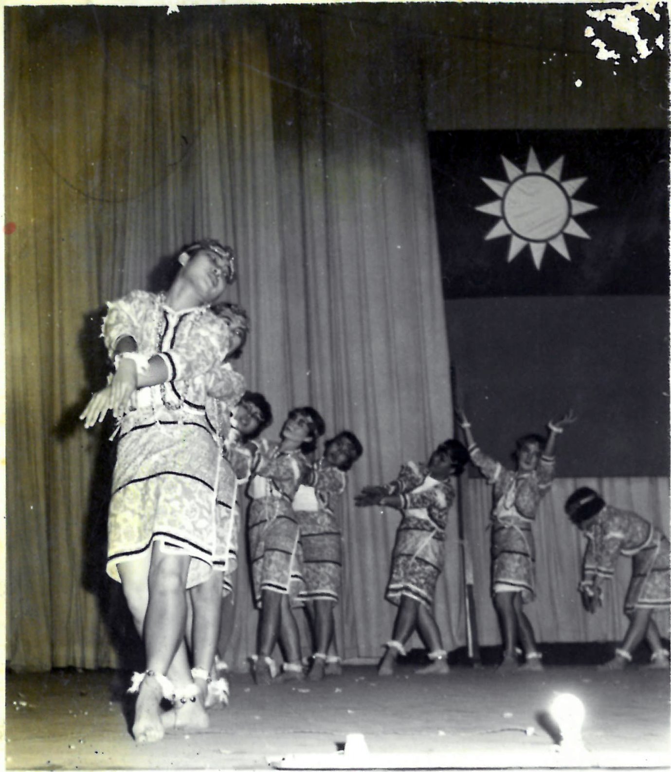 150.53年5月xx日 本校女生舞編隊參加全縣民族舞蹈比賽榮獲冠軍